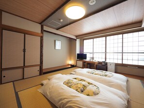 Standard-huone, japanilainen futon | Työpöytä, äänieristys, silitysrauta/-lauta, ilmainen Wi-Fi