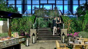 Un restaurant doté d’une terrasse, d’un barbecue et d’un escalier menant à un niveau supérieur.