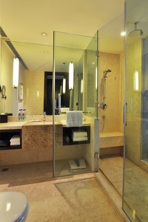 Ensemble douche/baignoire, articles de toilette gratuits, sèche-cheveux