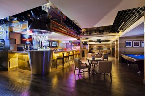 A bar area with a pool table and seating. - Courtyard by Marriott Hangzhou Wulin (Hangzhou)