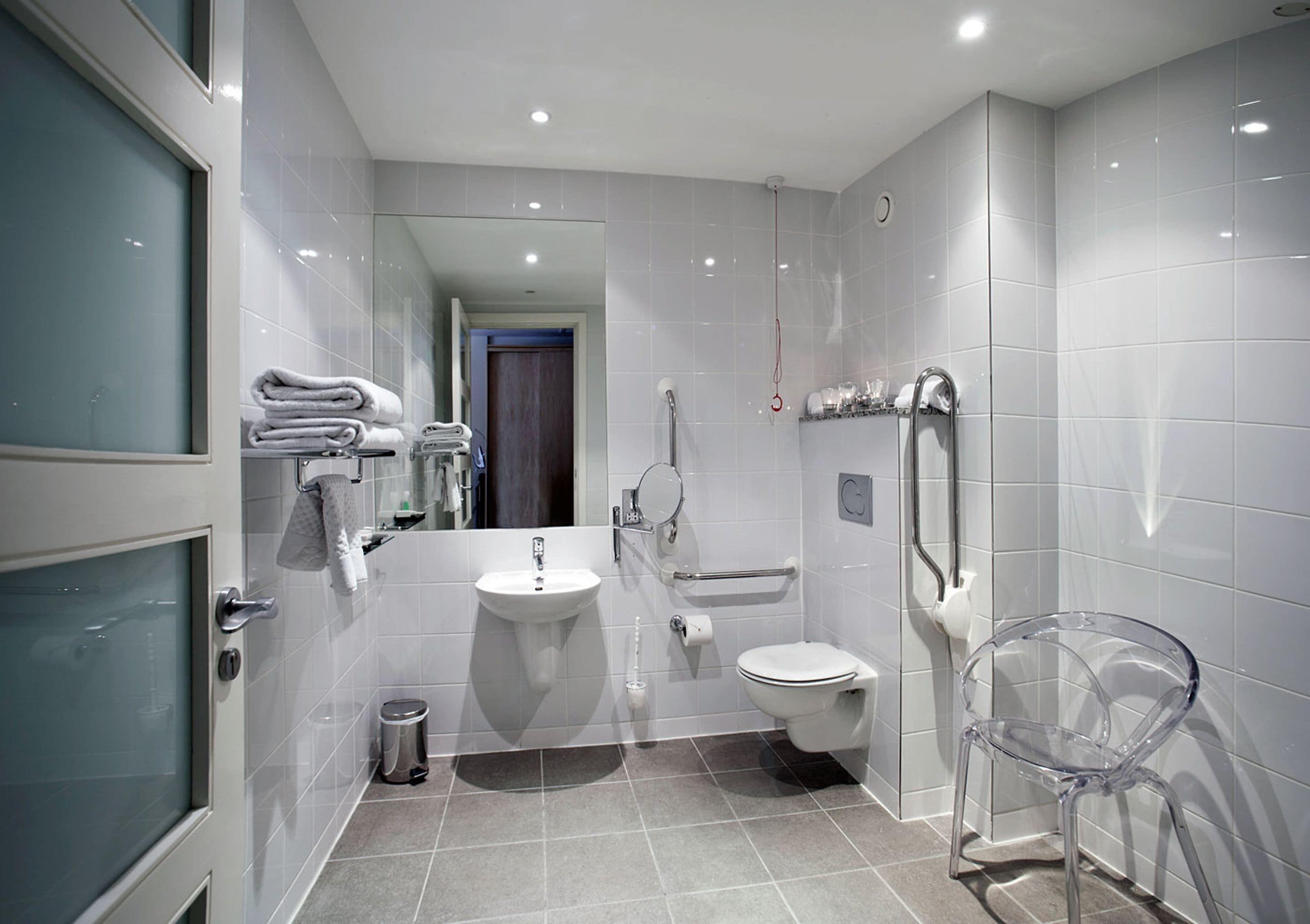 separate bathtub and shower, hair dryer, towels