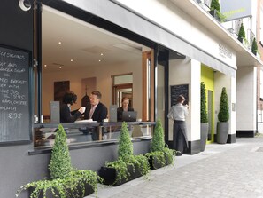 Property entrance - Pembroke Hotel (Kilkenny)