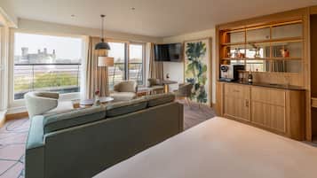 Luxury-Suite | Allergikerbettwaren, Zimmersafe, individuell dekoriert