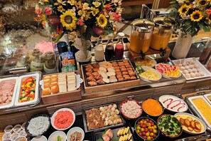 Daily buffet breakfast (JPY 1540 per person) - Hearton Hotel Kitaumeda (Osaka)