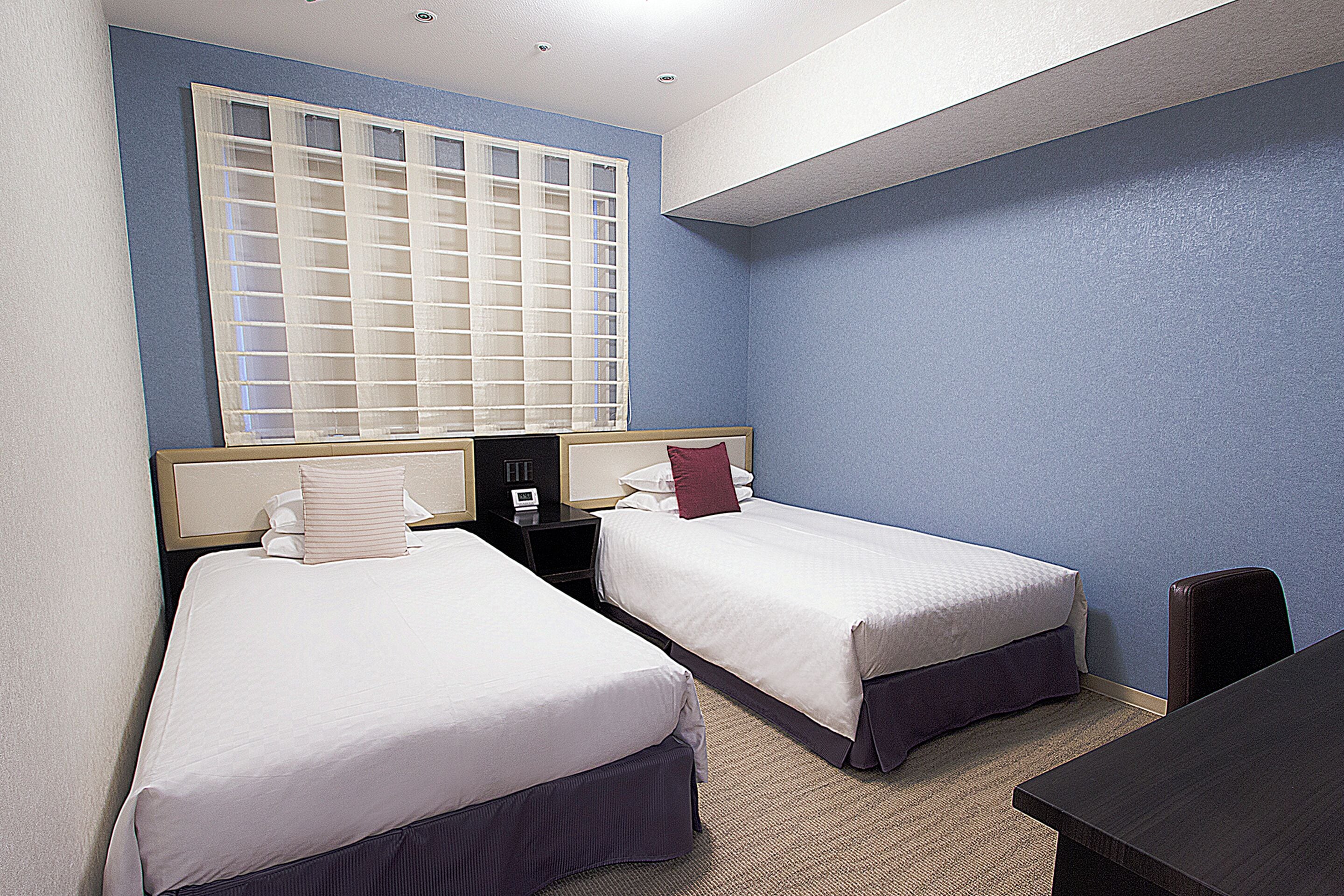 corner standard twin room, non smoking | 1 bedroom, premium bedding, down duvets, desk