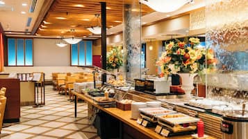 Daily buffet breakfast (JPY 1540 per person)