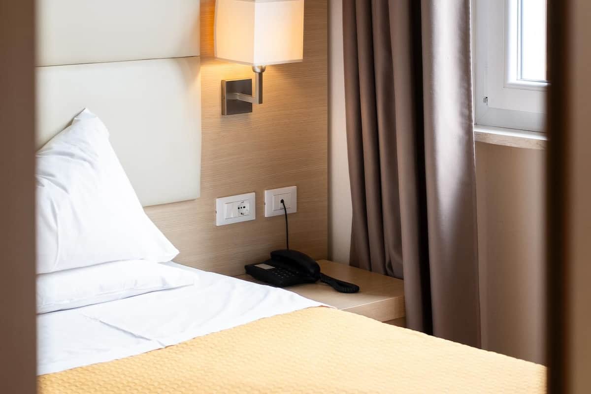 Habitación individual | Sábanas italianas Frette, escritorio, cunas gratuitas y camas extra