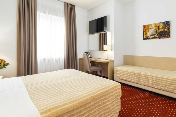 Standard Double Room | Frette Italian sheets, desk, free cots/infant beds, rollaway beds - Hotel Regina (Bolzano)