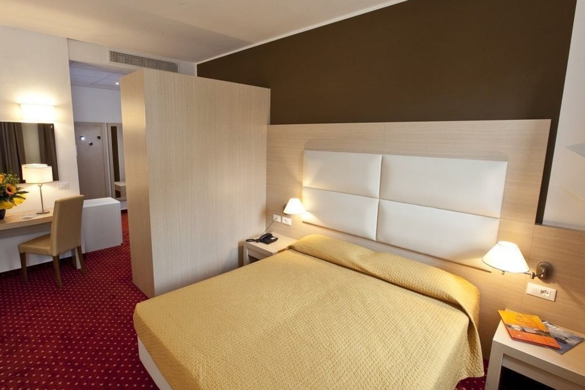 frette italian sheets, desk, free cots/infant beds, rollaway beds