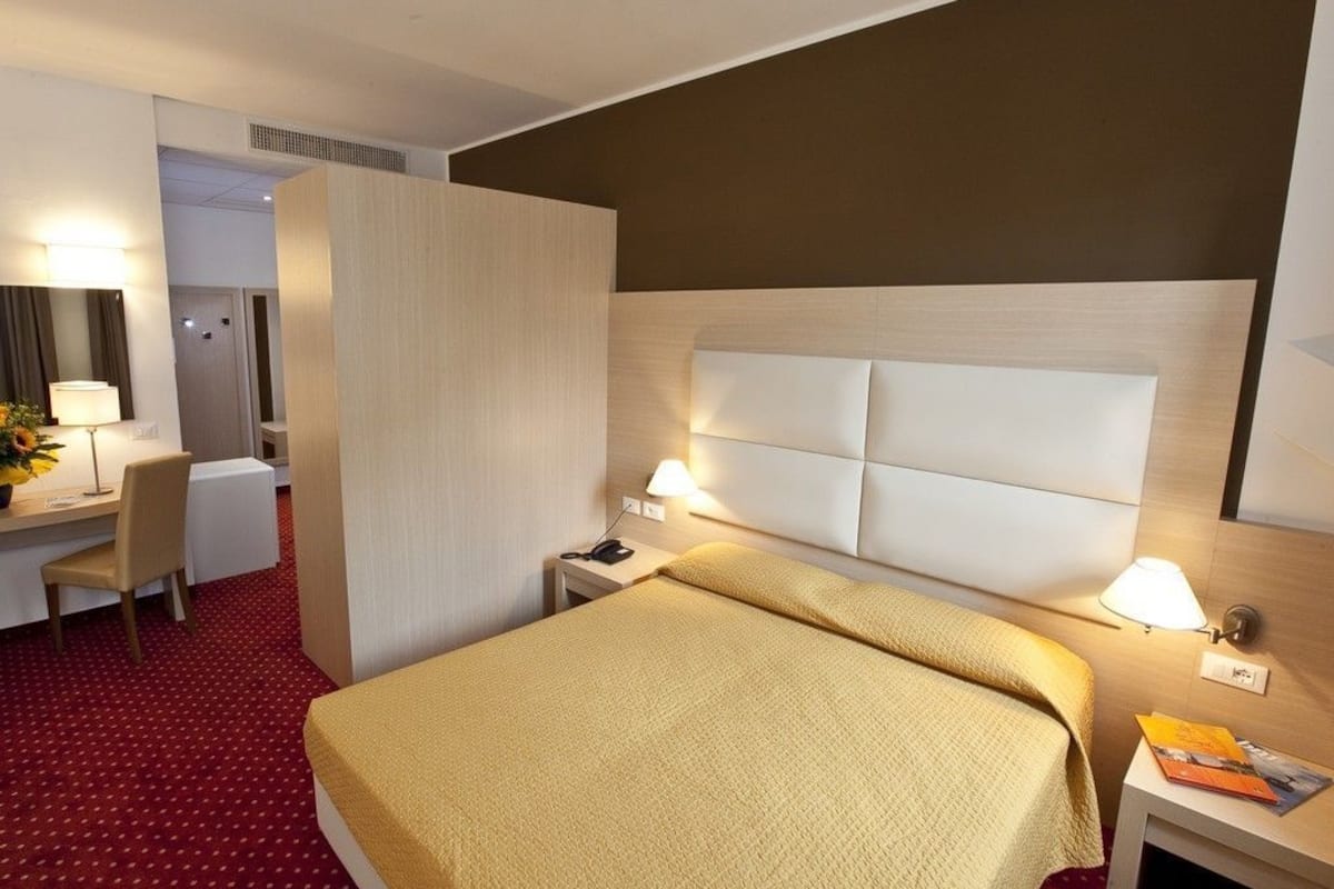 Sábanas italianas Frette, escritorio, cunas gratuitas y camas extra