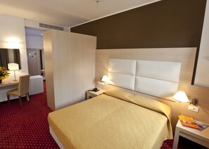 Frette Italian sheets, desk, free cots/infant beds, rollaway beds - Hotel Regina (Bolzano)