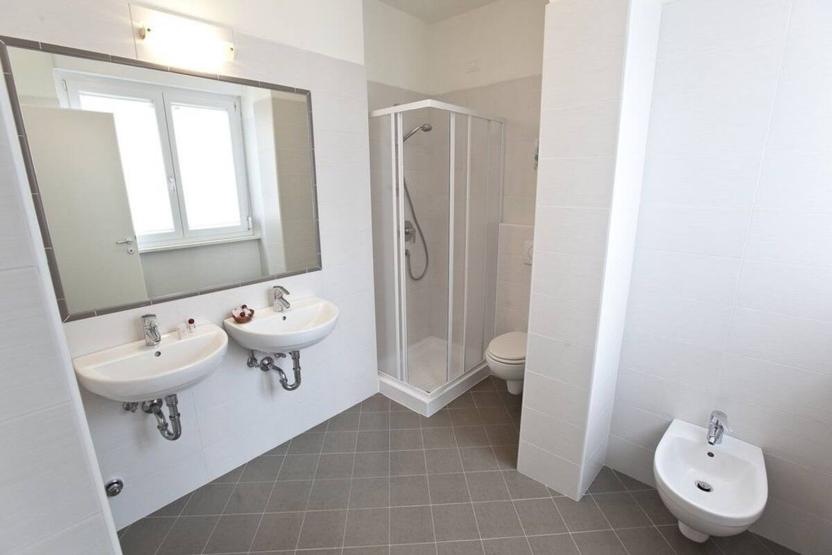 shower, free toiletries, hair dryer, bidet