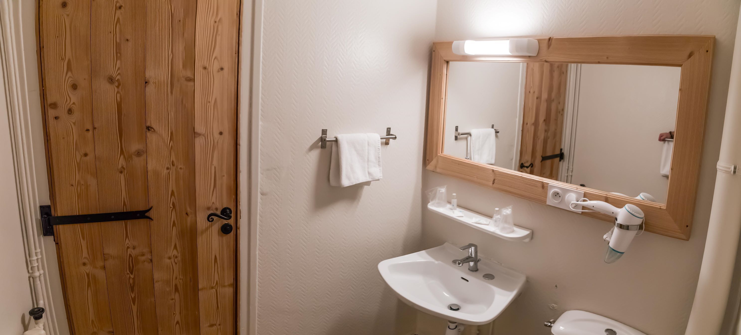 double room | bathroom | shower, free toiletries, hair dryer, towels