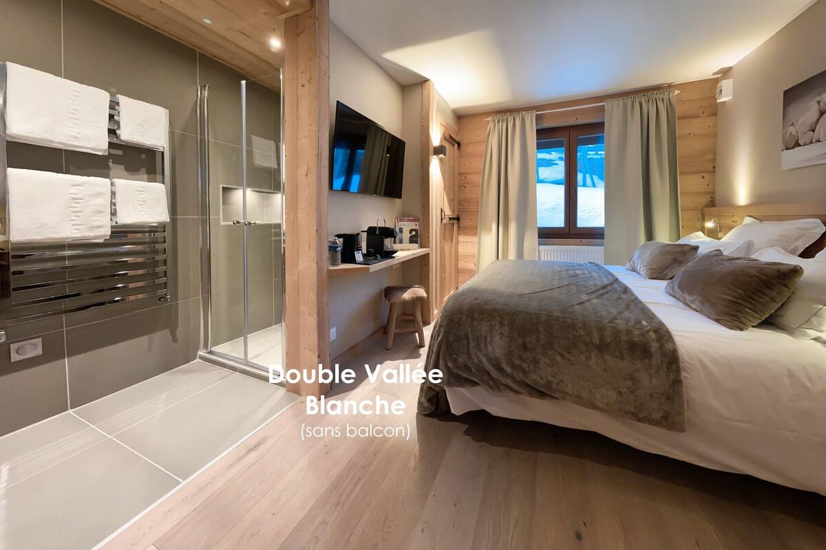 Habitación doble | Caja fuerte, escritorio, cortinas opacas y cunas gratuitas