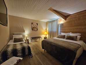 Triple Room | In-room safe, desk, blackout drapes, free cribs/infant beds
