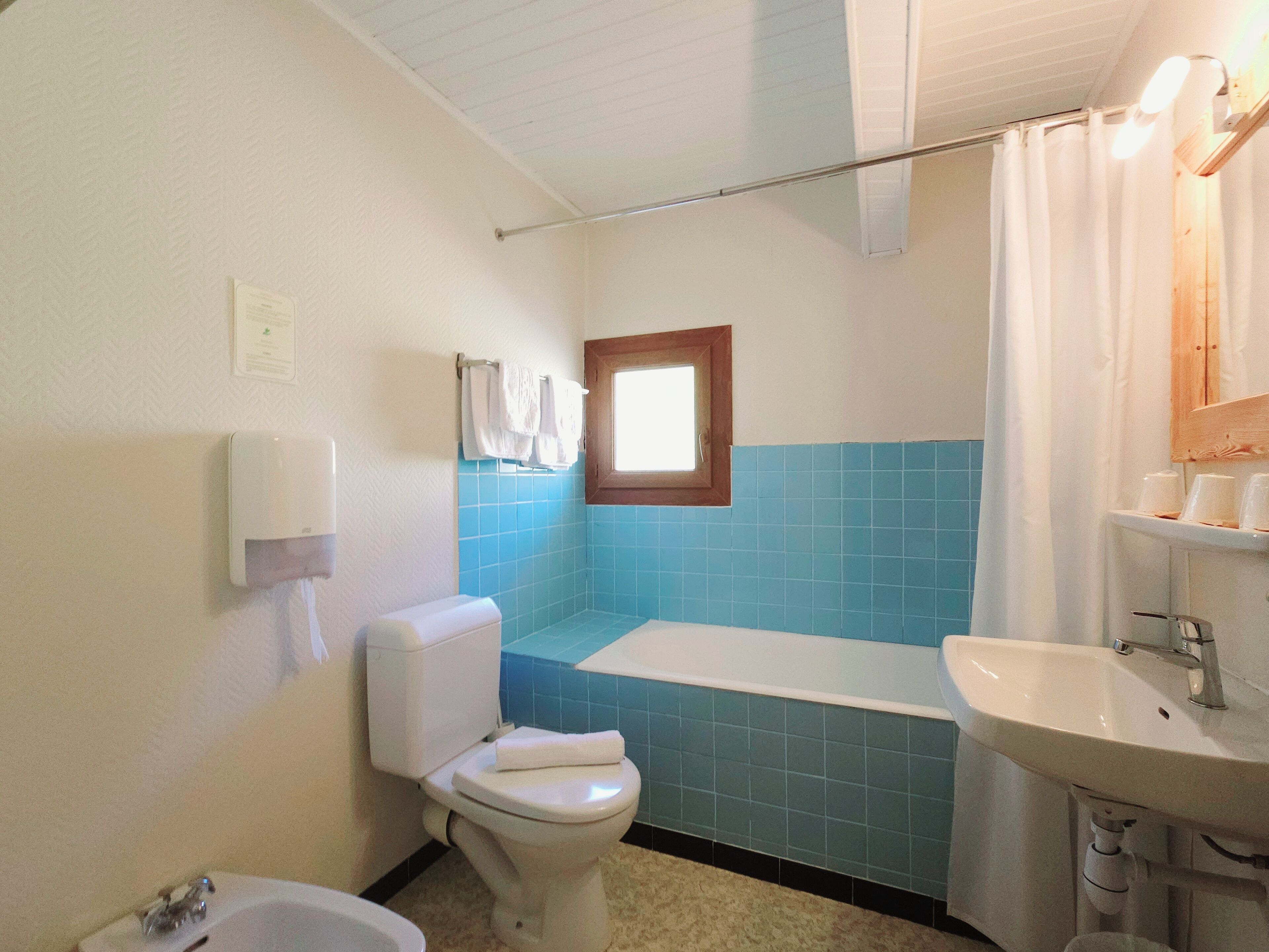 triple room | bathroom | shower, free toiletries, hair dryer, towels
