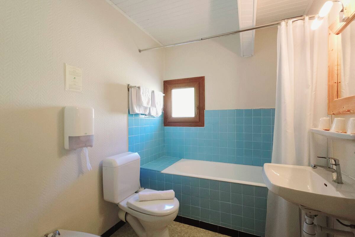 triple room | bathroom | shower, free toiletries, hair dryer, towels