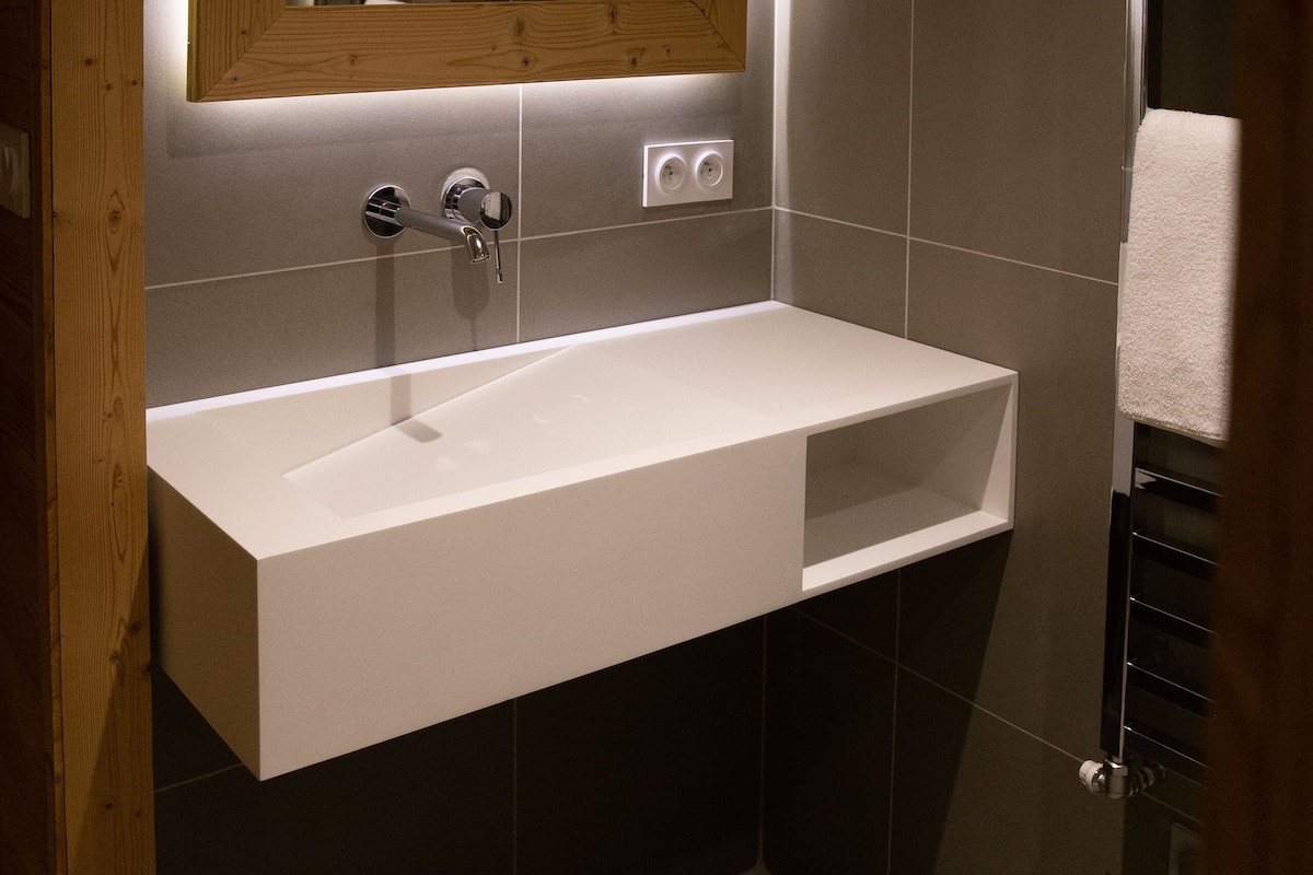 double room | bathroom | shower, free toiletries, hair dryer, towels