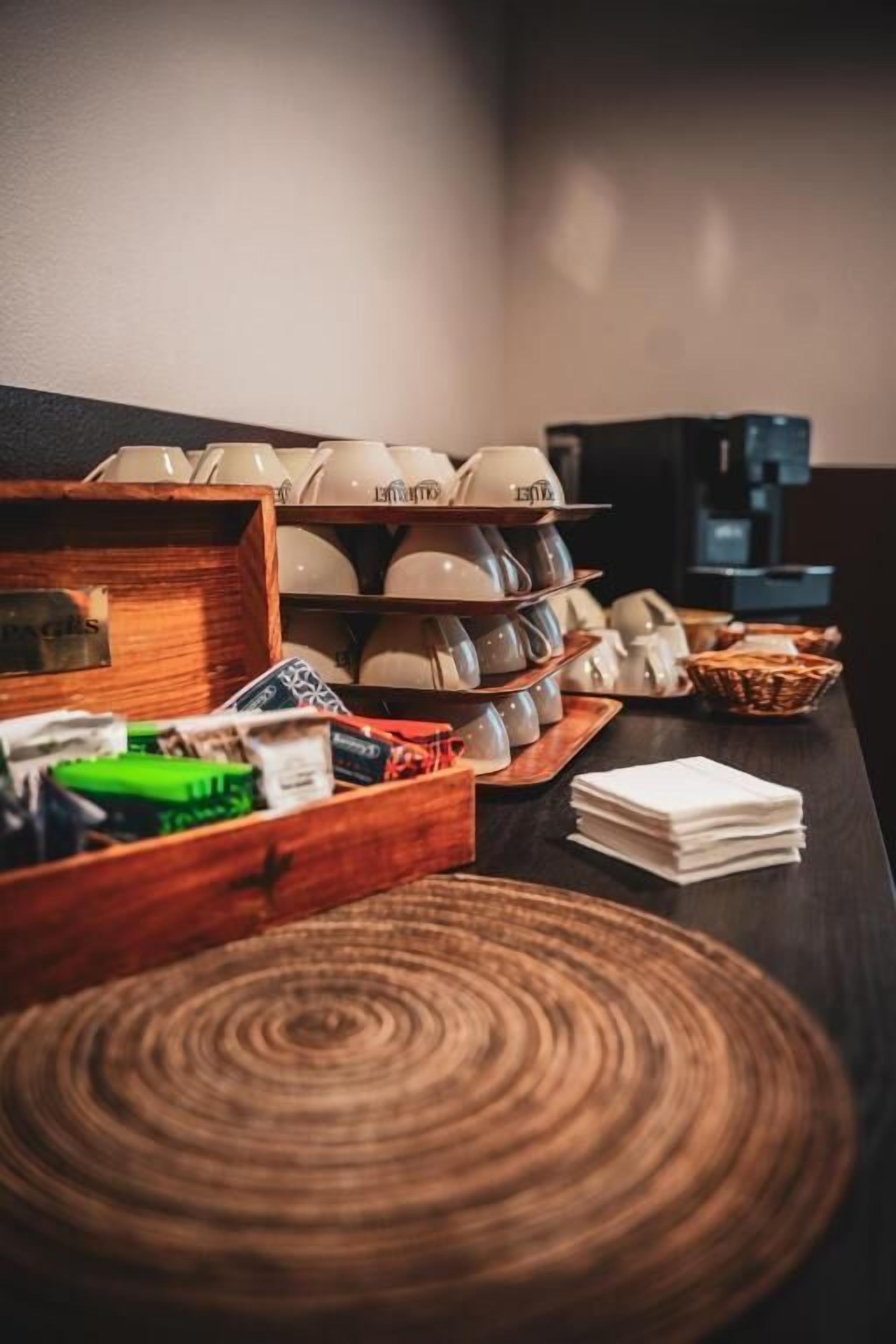 Un bufé de desayuno con diversos platos y utensilios.