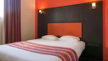 Doppia Standard | Una scrivania, tende oscuranti, Wi-Fi gratuito