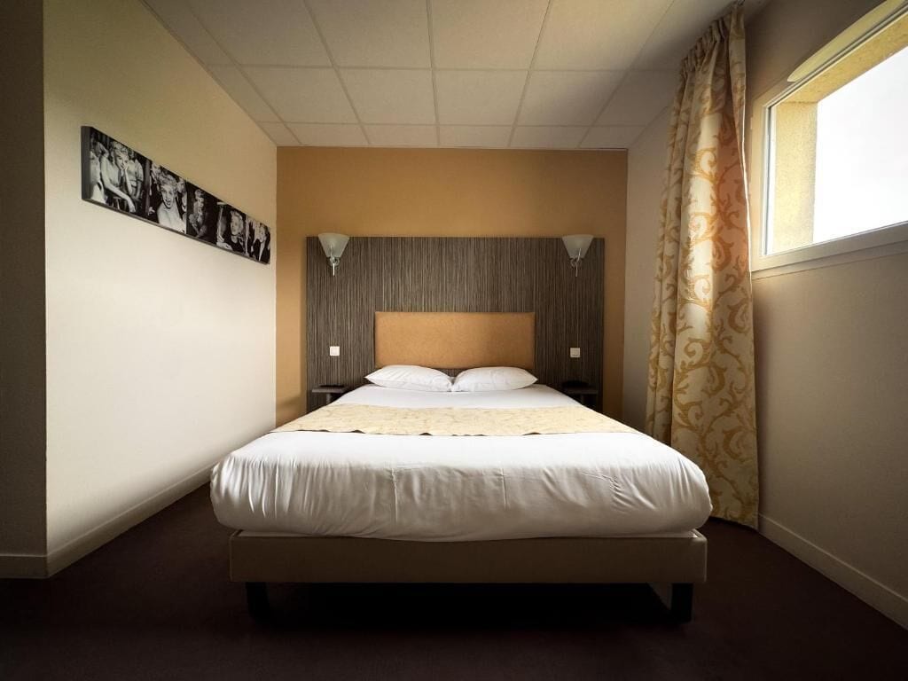 standard double room | desk, blackout curtains, free wifi