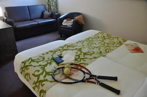 Family Quadruple Room | Desk, blackout drapes, free WiFi