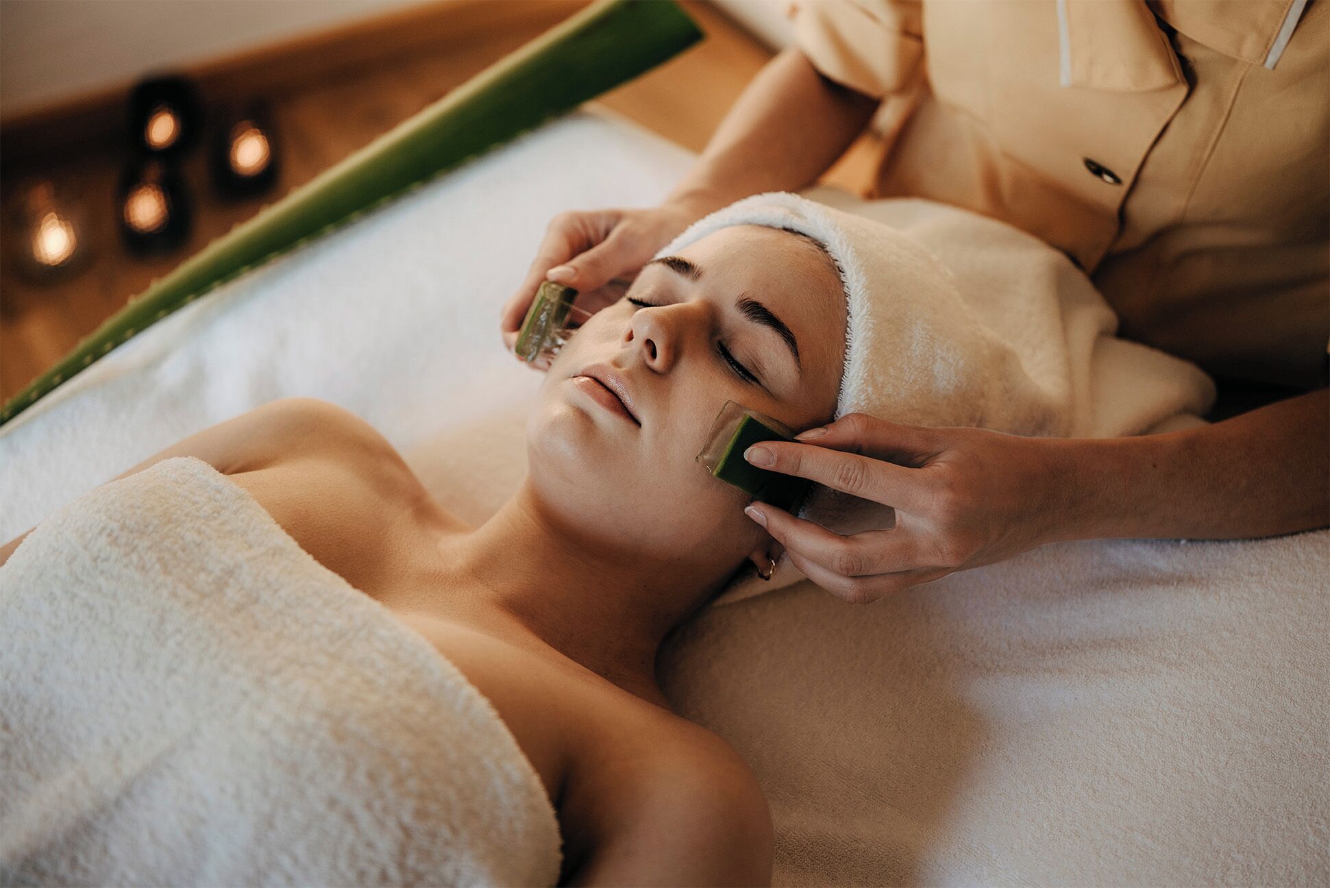Una persona recibiendo un tratamiento facial en un spa.