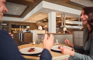 4 restaurants servant le petit déjeuner, le déjeuner et le dîner