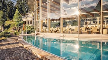 2 indoor pools, 2 outdoor pools, open 7:00 AM to 7:00 PM, pool loungers