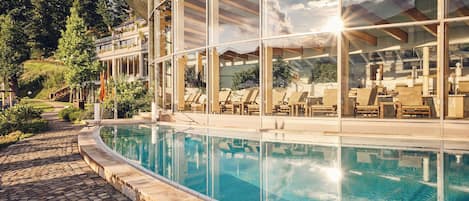 2 indoor pools, 2 outdoor pools, open 7:00 AM to 7:00 PM, pool loungers