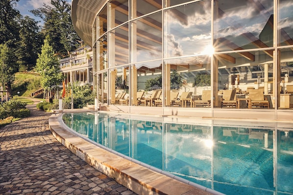 2 indendørs pools, 2 udendørs pools, liggestole