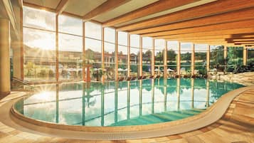 2 Innenpools, 2 Außenpools, Liegestühle