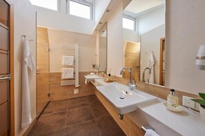 Chambre Double, balcon | Salle de bain | Articles de toilette écologiques, sèche-cheveux, peignoirs, chaussons