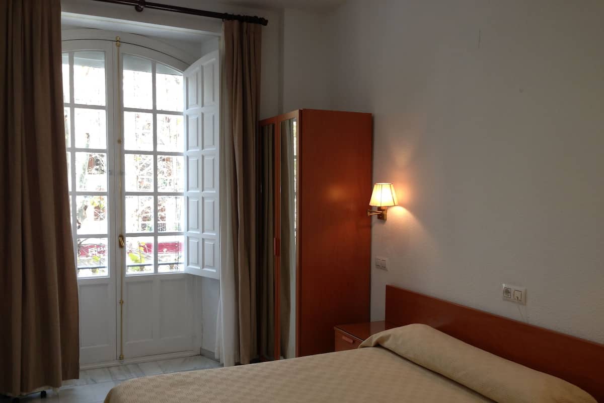 Een bureau, extra bedden, gratis wifi