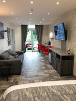  商务套房, 1 间卧室 | 高档床上用品、特色装修、特色家居、办公桌