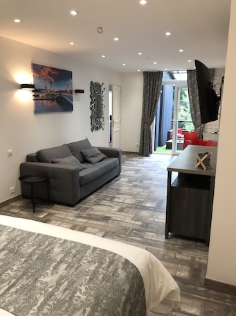 Business Suite, 1 Bedroom | In-room business center