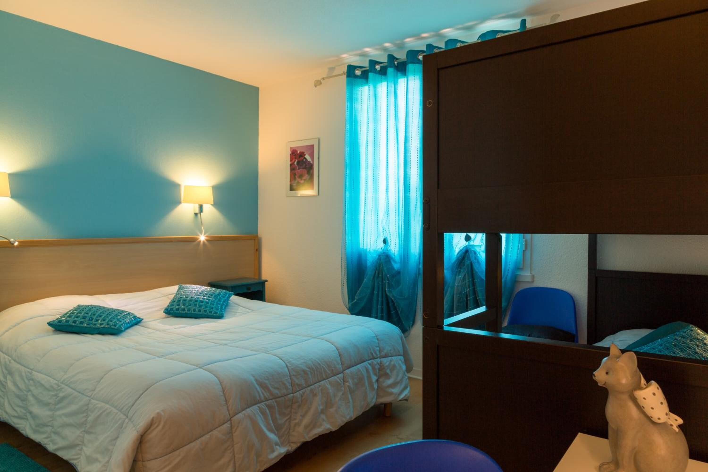 1 bedroom, desk, soundproofing, free cots/infant beds