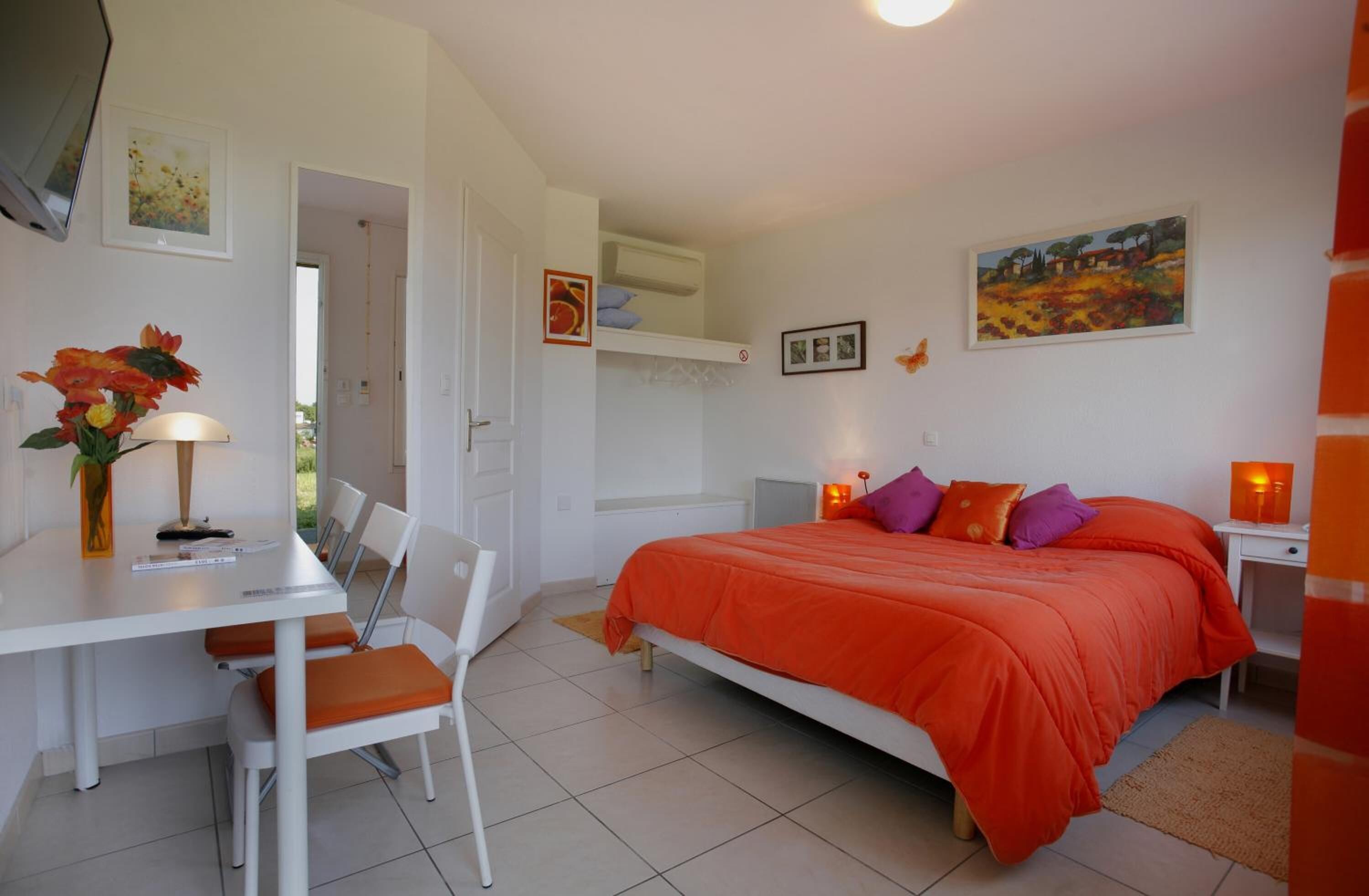 1 bedroom, desk, soundproofing, free cots/infant beds