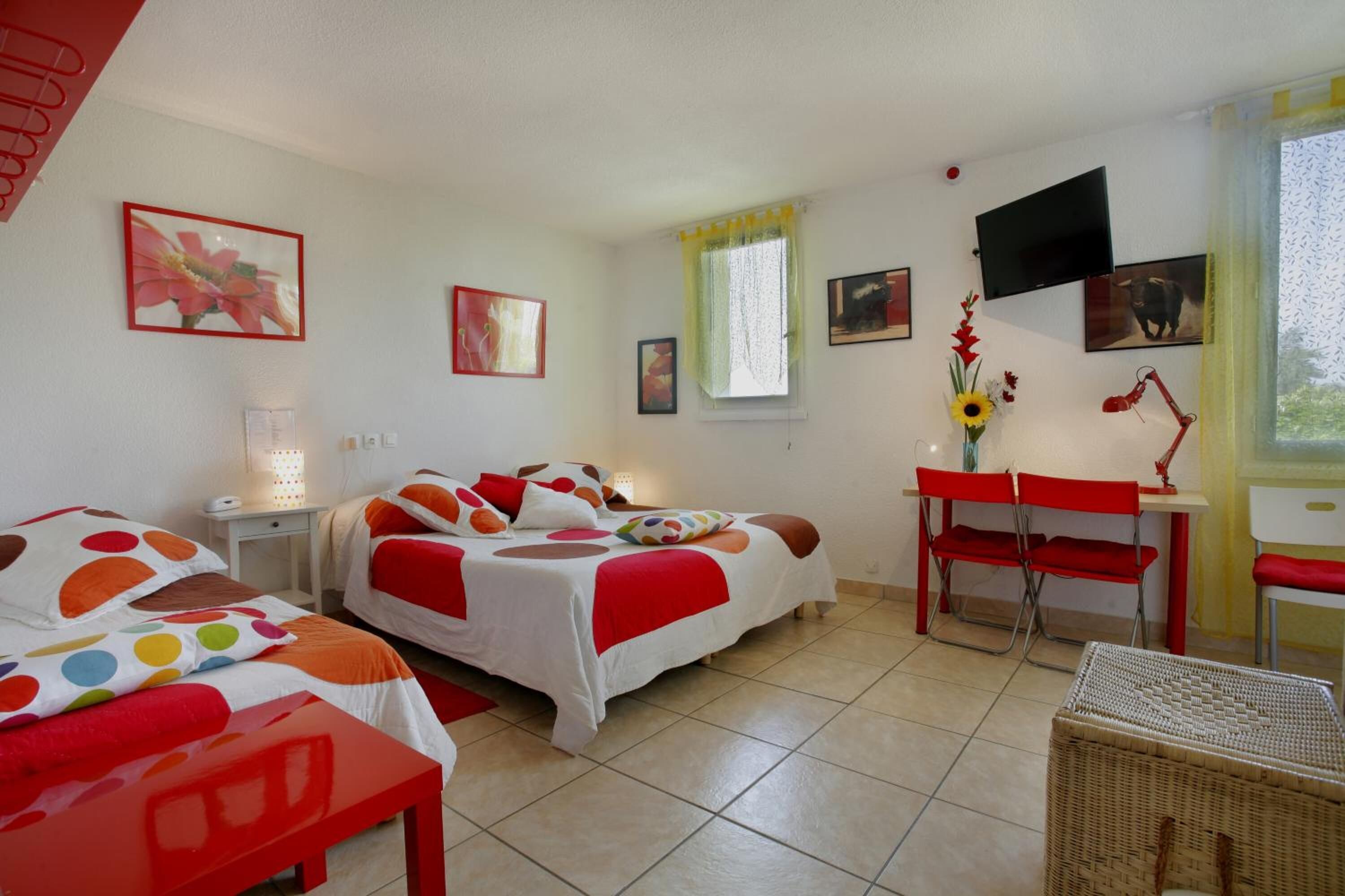 1 bedroom, desk, soundproofing, free cots/infant beds