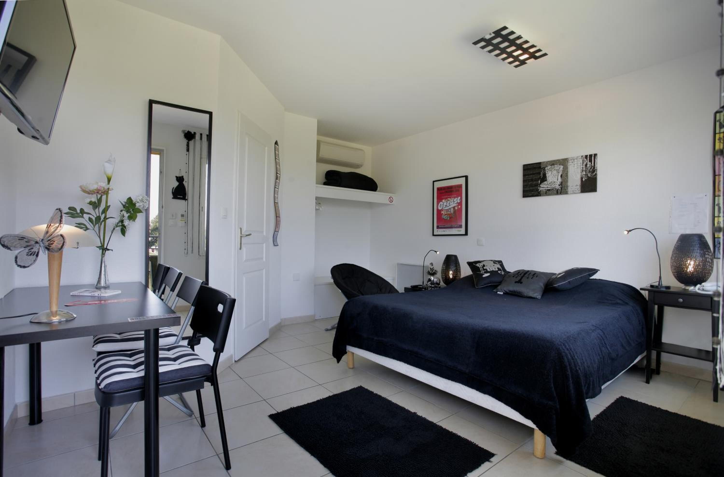 1 bedroom, desk, soundproofing, free cots/infant beds