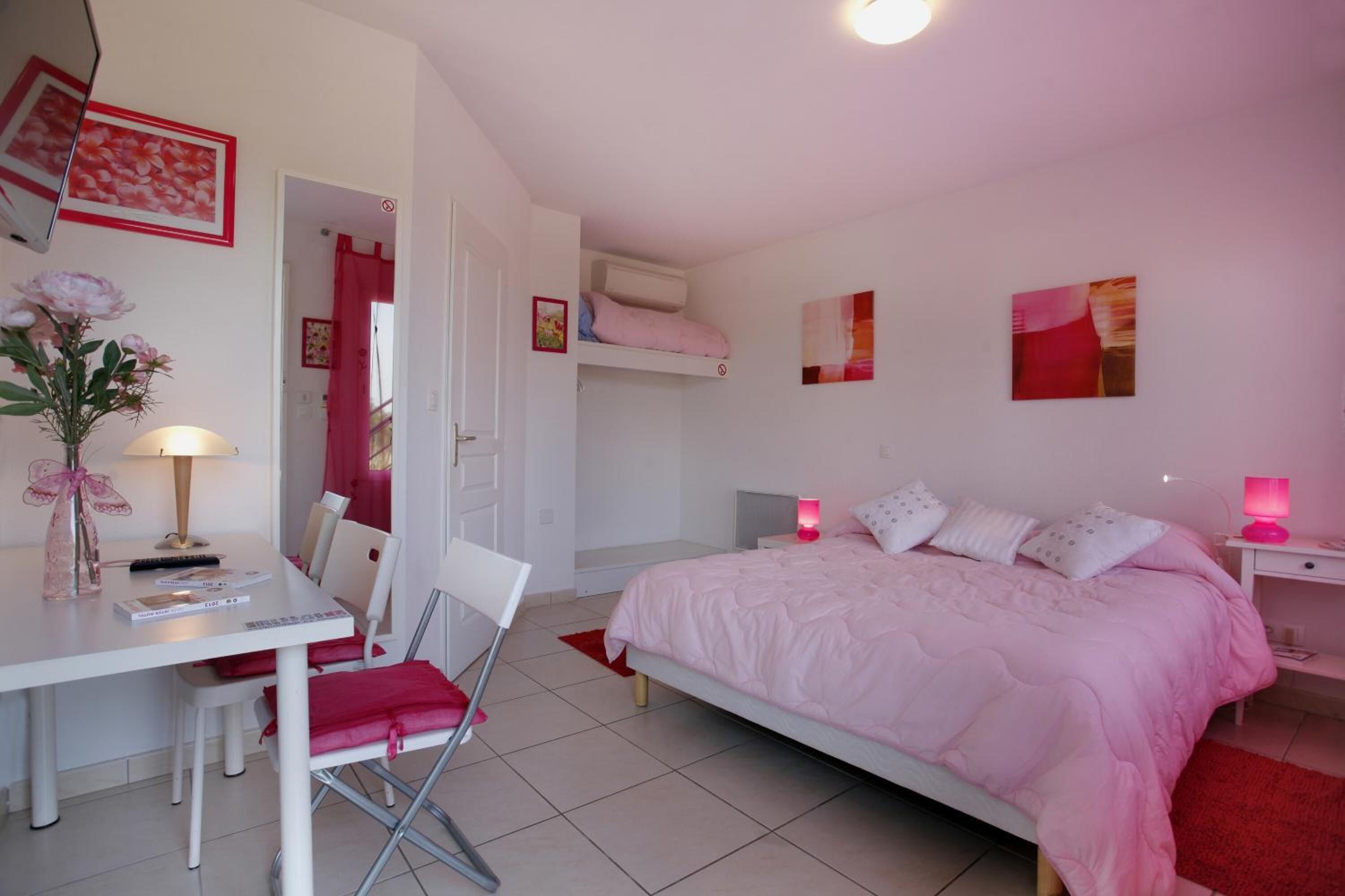 1 bedroom, desk, soundproofing, free cots/infant beds