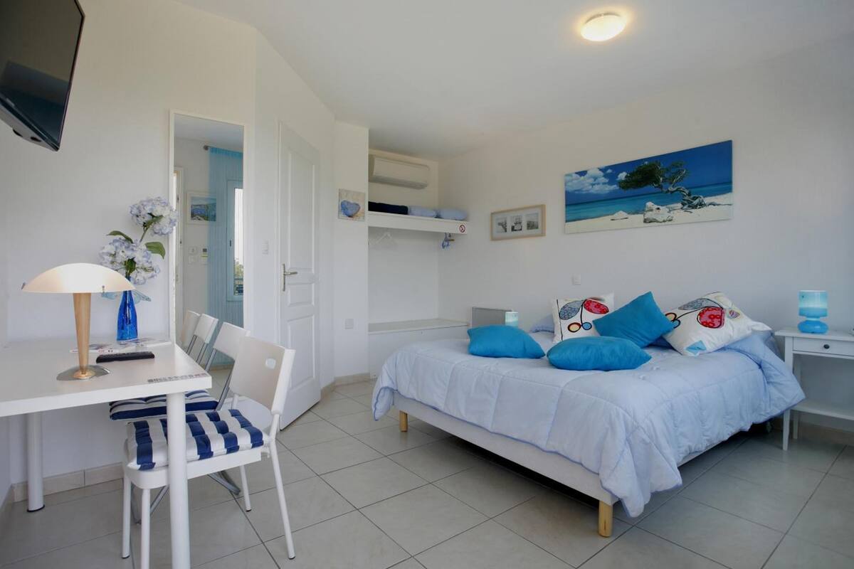 1 bedroom, desk, soundproofing, free cots/infant beds