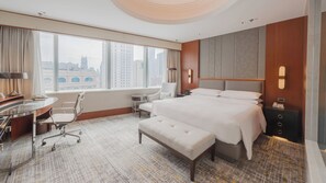 Cubrecamas, minibar, caja de seguridad en la habitación y escritorio 