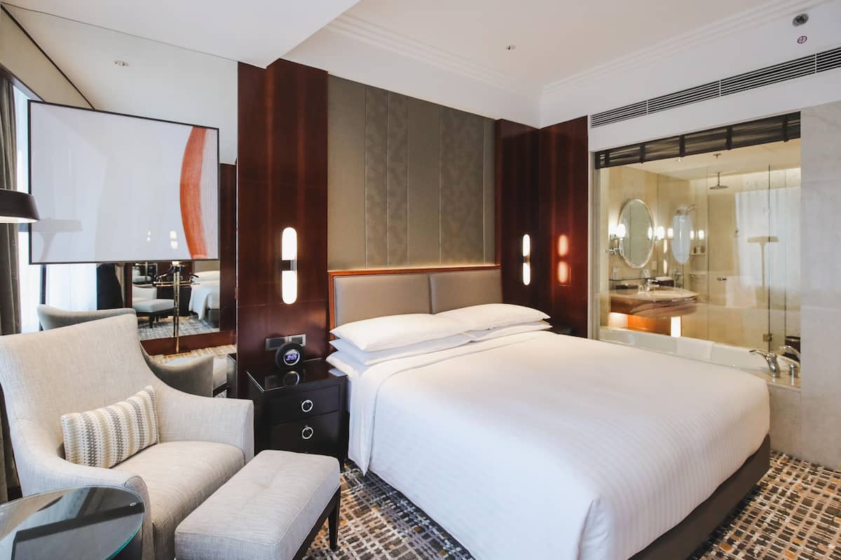1 habitación, cubrecamas, minibar y caja de seguridad en la habitación