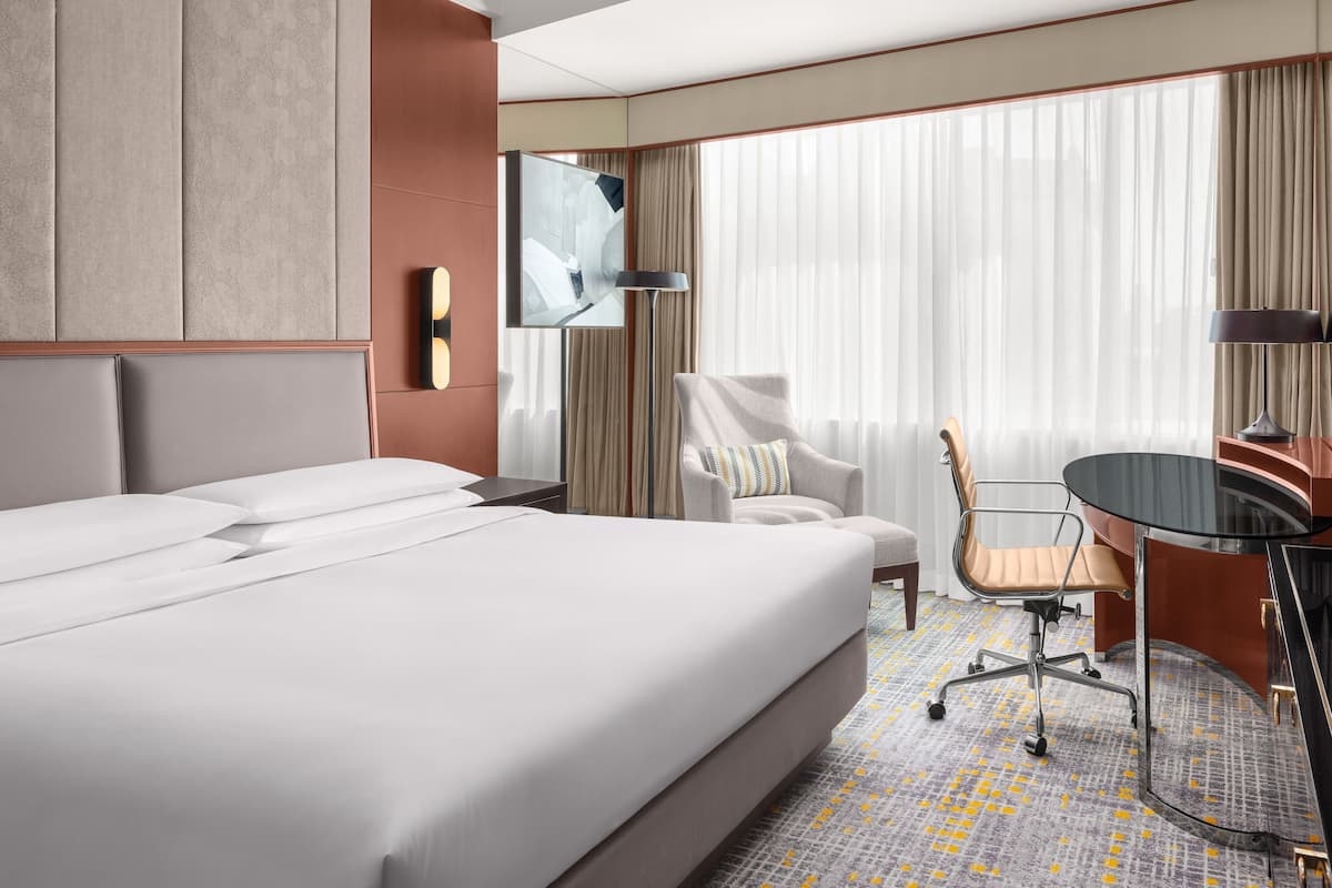 Huone, 1 suuri parisänky | Untuvapeitot, minibaari, tallelokero huoneessa, työpöytä