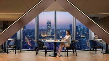 Lobby lounge