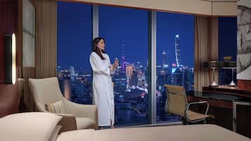 Edredones de plumas, minibar, caja fuerte y escritorio