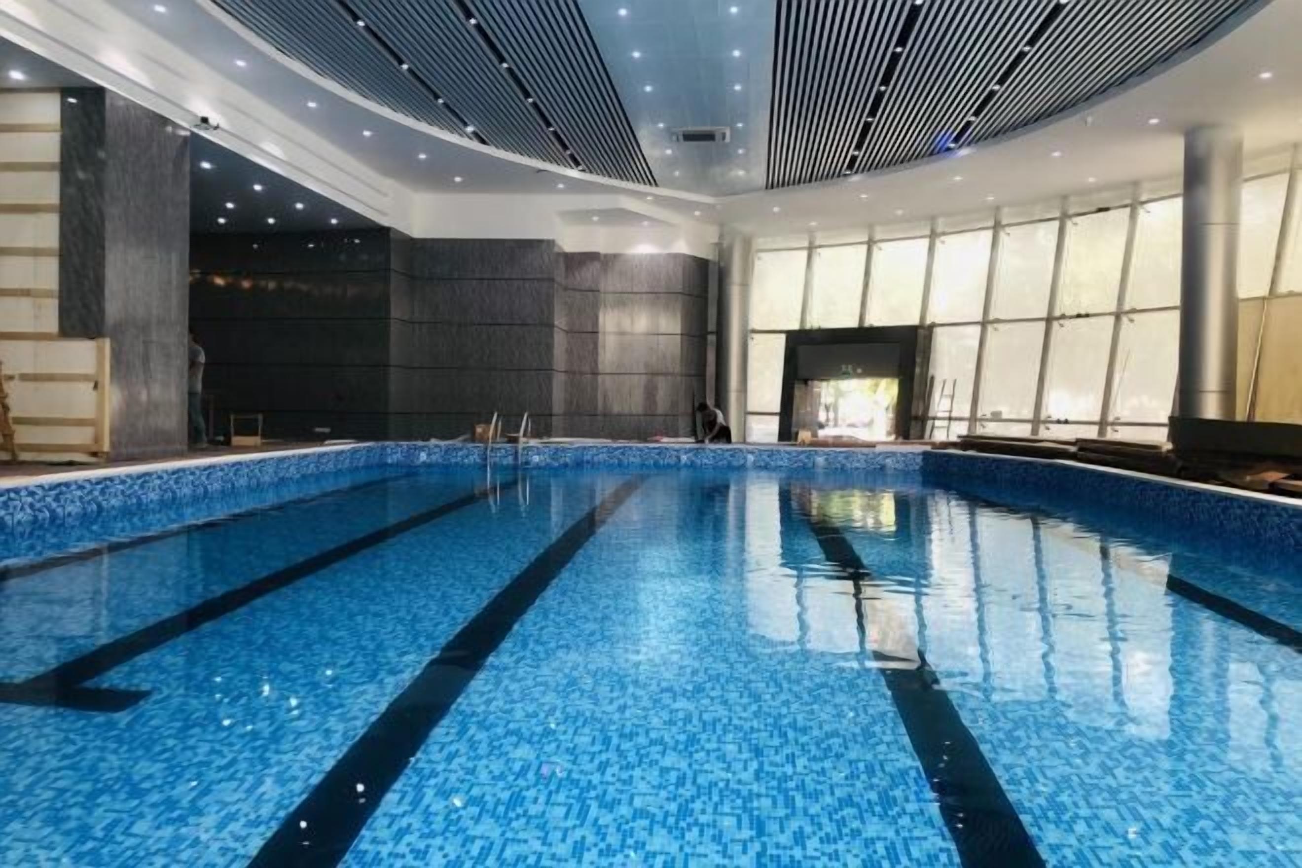 Inomhuspool och utomhuspool