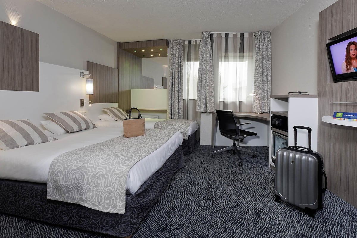 Habitación, varias camas | 1 habitación, ropa de cama de alta calidad y escritorio