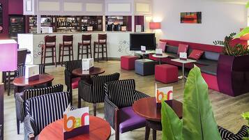 Serves breakfast and dinner